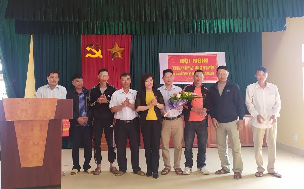 Ban Chủ nhiệm Tổ Hợp tác kinh tế "Nuôi gà ri lai thả vườn ra mắt tại Hội nghị